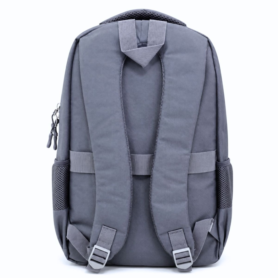 Mochila gris con múltiples compartimentos